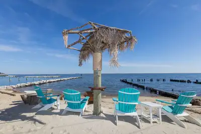 Image de Oyster Harbor Waterfront Vacation Home -- Private Dock and Backyard