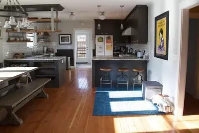 Image de Bend bungalow w/hot tub and fireplace walking distance to downtown