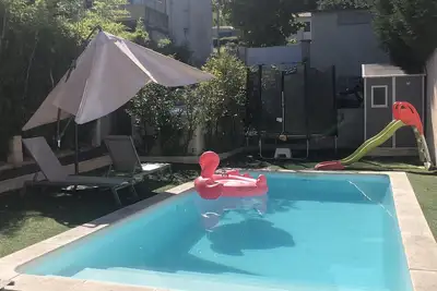 Image de Petite maison provençale en village  avec jardin et piscine