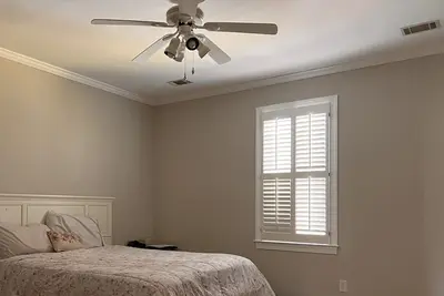 Image de Spacious 5 Br home with Pool in West Lake-Perfect for Masters Rental