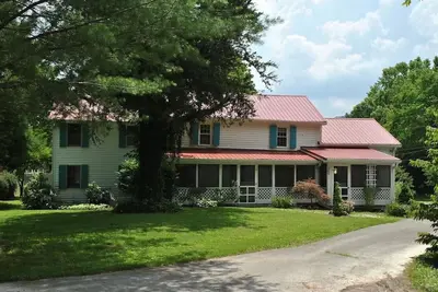Image de Charming Farmhouse on working Red Haven Farm