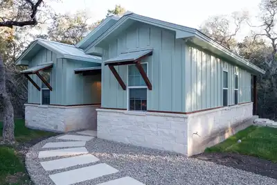 Image de Cottage on wooded acreage in Texas Hill Country. 5 miles from Wimberley.