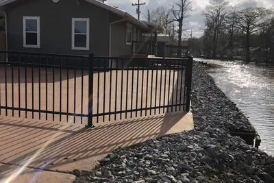 Image de Right on the water! 3 Bedroom House, large deck, next to a kayak launch!