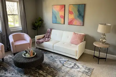 Image de Aaa stylish house provides everything you need and want from your vacation home.