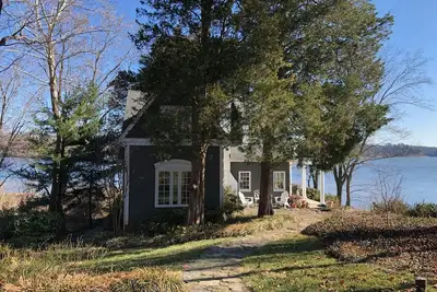 Image de Elegant waterfront cottage and guest house, garden setting, clubhouse and beach