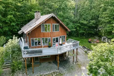 Image de Woodstove, firepit, lakeviews and access to lake, hiking trails, large terrace!