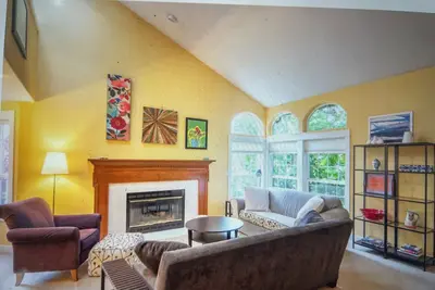 Image de Spacious, light-filled home in tranquil and convenient location