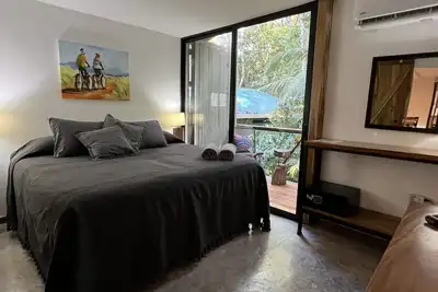 Image de Stylish Home with Jungle Surrounds, steps to the beach.