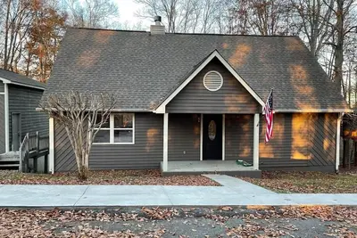 Image de Hill Top Heaven Lake House - Sleeps 22 in beds - 3 1/2 baths - 1 Mi to Marina!