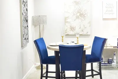 Image de Newly remodeled 1bedroom guest suite.
