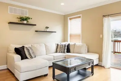 Image de Charming 3br & 2. 5Ba nested in Kop w free parking, close to Conshy & Philly.
