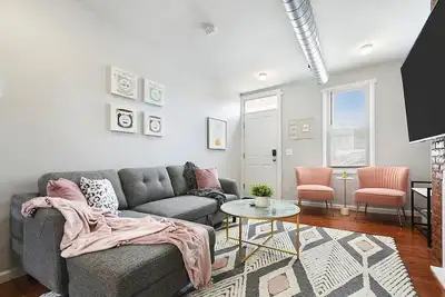 Free Parking★Walk Everywhere! ★2 Private bathrooms!