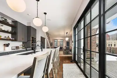 ★ HostWise Stays ★ Premium Escape, Firepit, City Views & 2 Rooftops