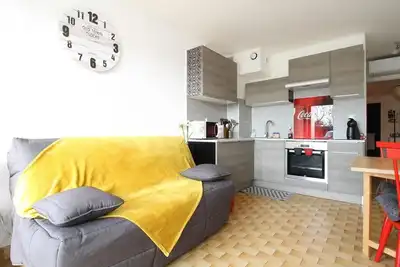 Image de Spacieux T2 rénové proche étang de Thau, climatisé, terrasse, parking, WiFi à 800m des thermes