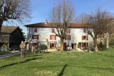 Image de Gîte dans maison de campagne du 17 eme siècle entièrement rénovée avec goût.