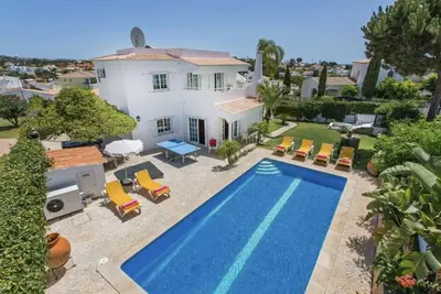 Image de Family villa with private pool and games tables -10 min walk from Coelha beach