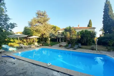 Image de Villa de caractère, centre village, grand jardin, piscine, 5mm des plages, Tram.