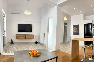 Enjoy a 3br stylish maisonette next to the city Center!