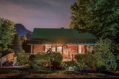 Image de Cozy cabin less than five minutes from park gates