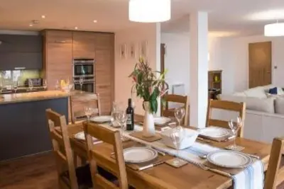 Image de Luxury 5 Star Tenby holiday apartment with large balcony overlooking North Beach