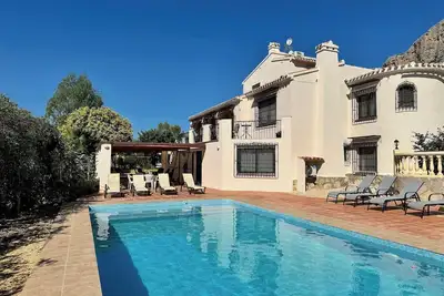 Image de Villa spacieuse avec piscine privée et grande cuisine extérieure, climatisation
