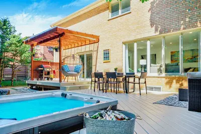 Image de Luxury Remodel w Hot Tub, 6 Bdrm w 3 King beds.