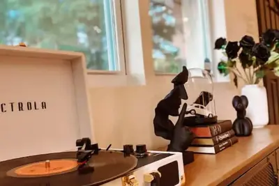 Image de Black and White Cabin on Tranquil Three Acres