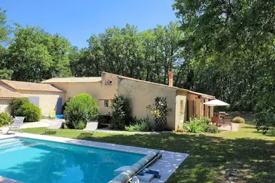 Image de Maison au calme entourée d'arbres avec piscine en Drôme provençale!