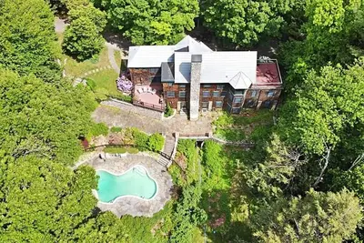 Image de Peaceful and Natural Historic Country Home