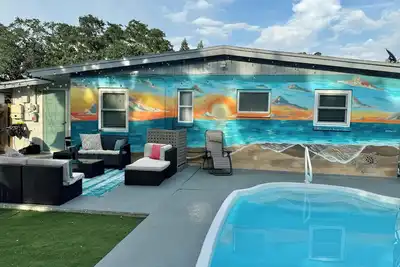 Image de Sweet retreat, with private pool, patio, bbq, corn hole boards and fire pit.