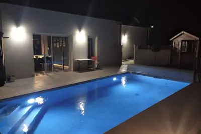 Image de Maison avec piscine à  3 minutes à vélo de la plage