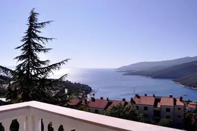 Image de A cozy quiet oasis with spectacular views.