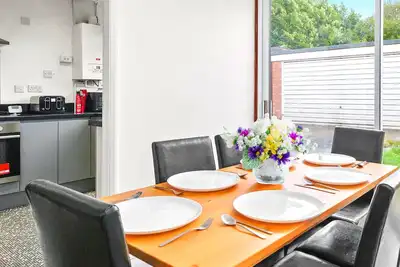 Image de 20% Off | Featured | 4 Bedroom House | Close Wollaton