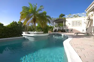 Image de Peaceful apt - pool & gazebo & sea views 5 mins to beach!