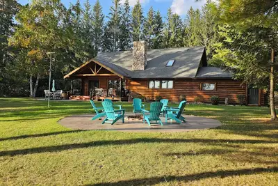 Image de Luxurious Northwoods Log Lake house with over 500ft of lake frontage on 15 acres