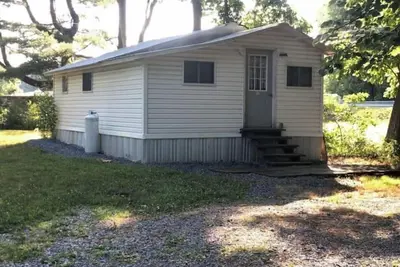 Image de Little White Cabin by the river, fishing trails, kayaking, near State Park lake