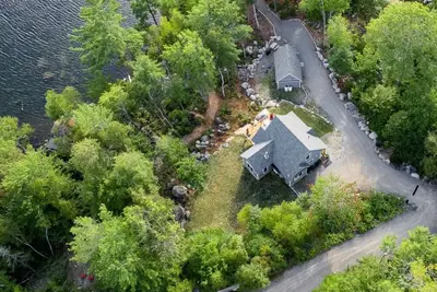 Image de Spacious Lake House + 2 Detached Guest Houses