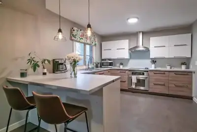 Image de Modern Interior, 4 Bed 2. 5 Bath Home, Close to Shopping, Entertainment and more!