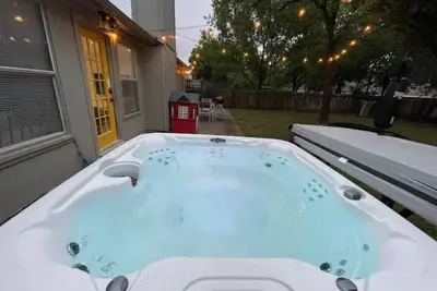 Image de *hot tub cozy 4br near Austin foosball/shuffle