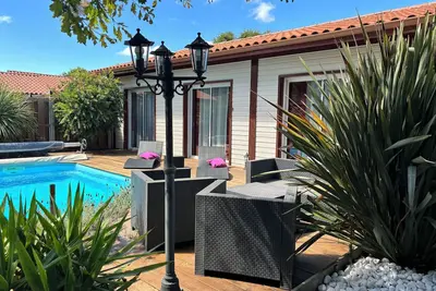 Image de jolie maison bois avec jaccuzzi, climatisation, piscine chauffée, vélos, internet