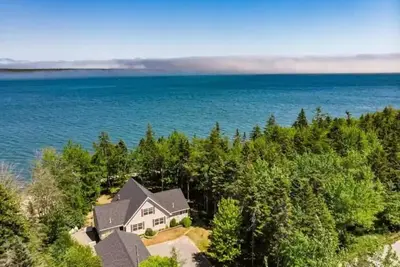 Image de Designer Beachfront Chalet w/ Theater, Arcade & Beach Firepit Near Schoodic