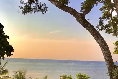 Image de Experience true island living. Spacious, beachfront, convenient location, homey.
