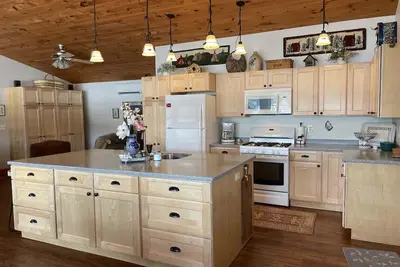 Image de Charming 2 bedroom cottage overlooking Arnold Lake under 10 min to Cdp