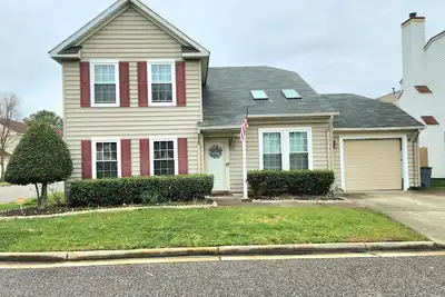 Image de Very Decent 4 bedroom / 2 full bath. Located within the heart of the City.