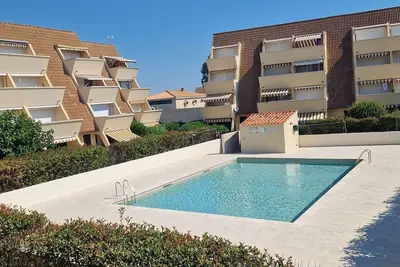 Image de Vue piscine pour cet appartement avec climatisation