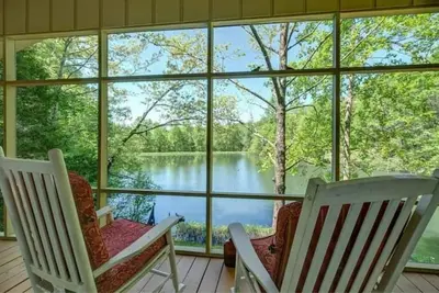 Image de Waterfront cabin in the mountains. Peaceful, relaxing setting.