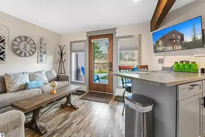 Image de Quaint beautiful new reno 1 bed, 1 bath in Schuss Village, on the golf course