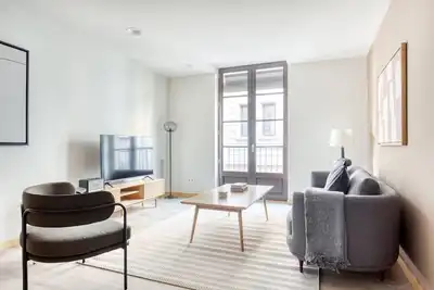 Image de Just Renovated El Born 2br nr Port Vell, by Blueground