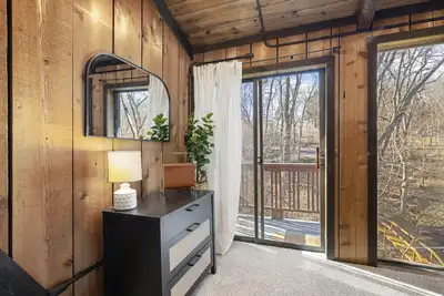 Image de New! Treehouse in The Ozarks w\/ Hot Tub