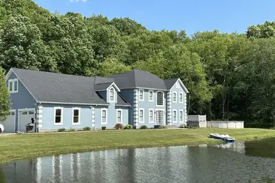 Image de Family-owned home. Pond. Pool. Campfire. Fishing. 10-15 min. from Hocking Hills.